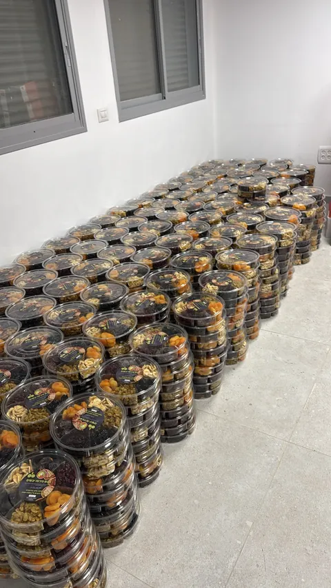 מאות מגשי פירות יבשים ארוזים להזמנה מרוכזת
